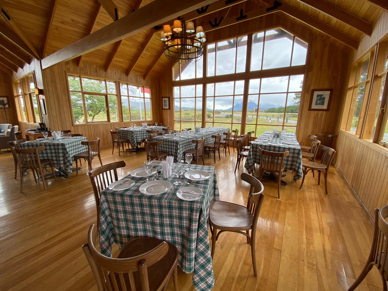 Comedor Camping Rio serrano | Masai Campers